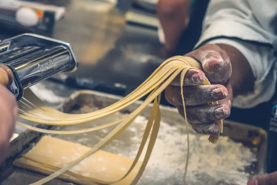 Chef à domicile prépare ses pâtes maison