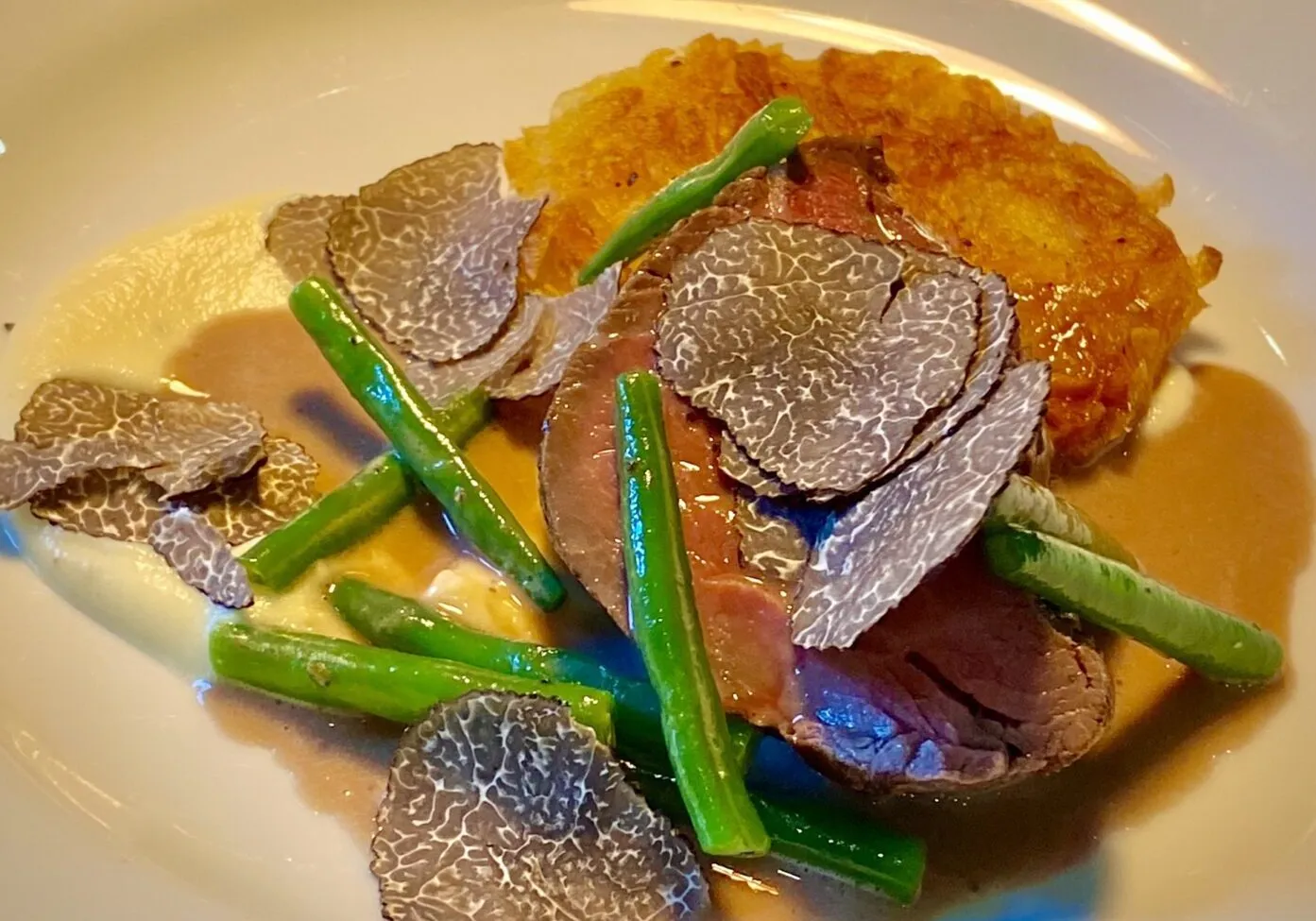 6E536DA4-859A-497A-880B-02F2612047BC A plate of food with meat and green beans.
